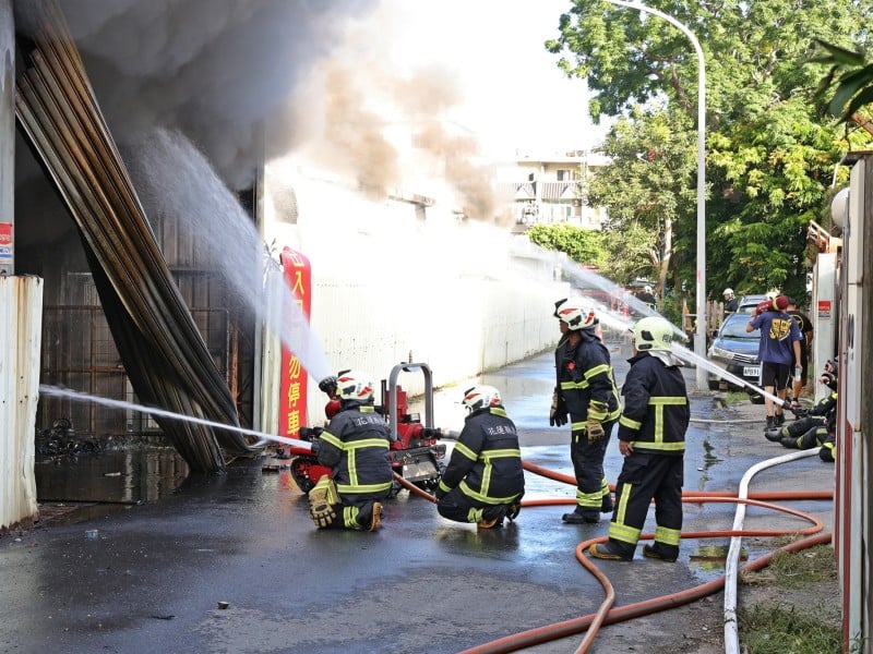 吉安鄉吉興一街巷內大型倉儲突發火警 游淑貞感謝警義消與鄉親同心救災搶險